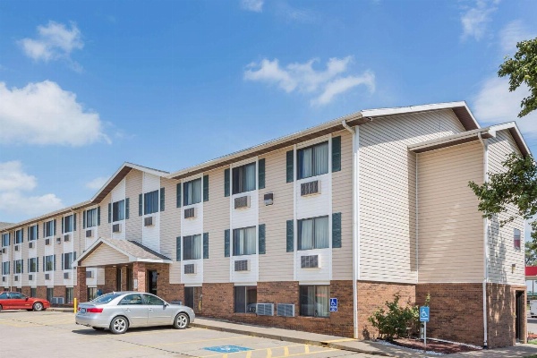 Super 8 by Wyndham Manhattan KS image 1