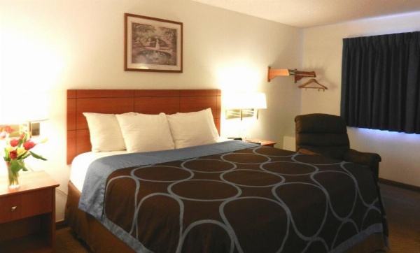Super 8 by Wyndham Manhattan KS image 16