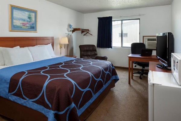 Super 8 by Wyndham Manhattan KS image 17