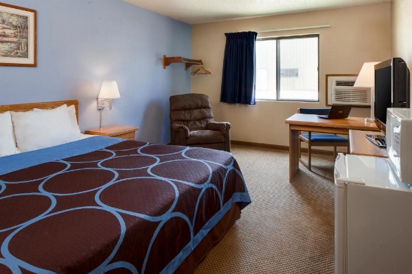 Super 8 by Wyndham Manhattan KS image 19