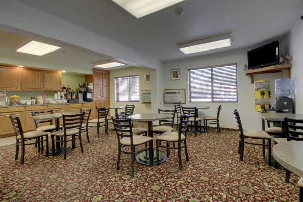 Super 8 by Wyndham Manhattan KS image 25