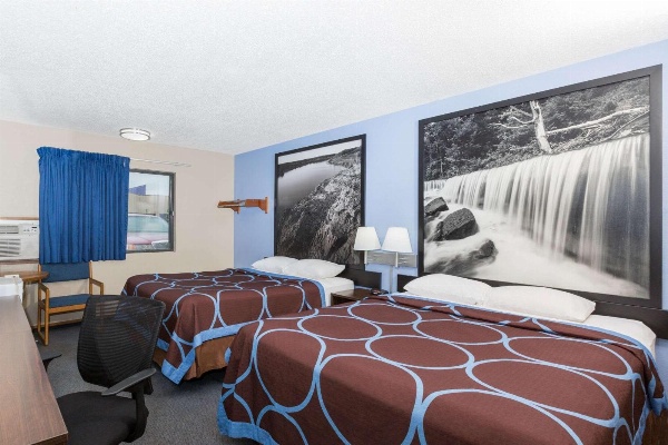 Super 8 by Wyndham Manhattan KS image 5