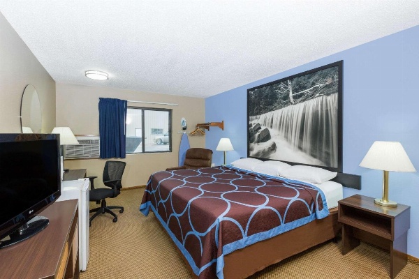 Super 8 by Wyndham Manhattan KS image 6