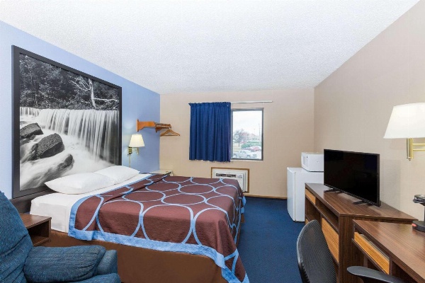 Super 8 by Wyndham Manhattan KS image 7