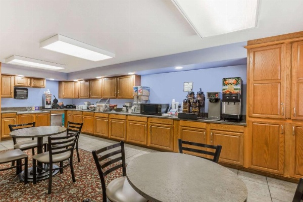 Super 8 by Wyndham Manhattan KS image 9